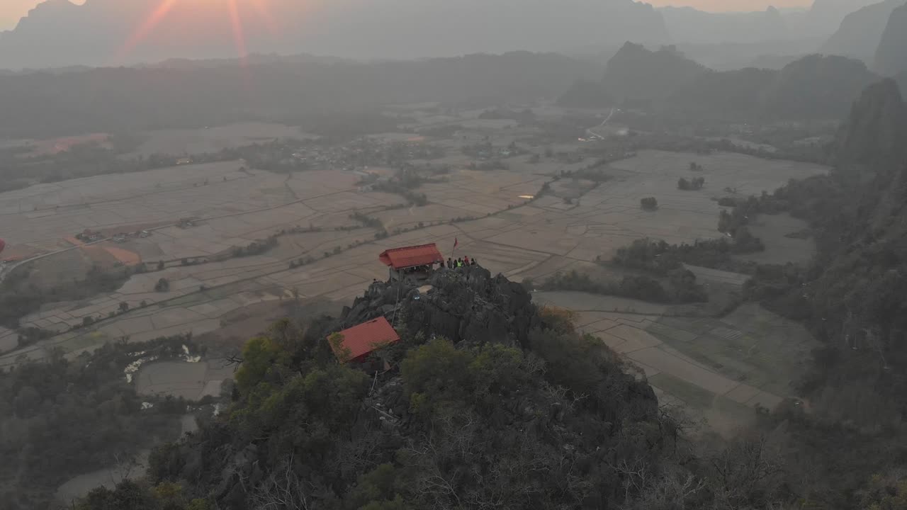 황금빛, 항공기와 함께 vang vieng 라오스의 유명한 전망점 위를 날고 있습니다.