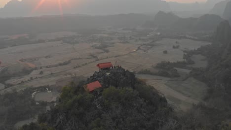 Volando-Sobre-El-Famoso-Mirador-En-Vang-Vieng-Laos-Con-Luz-Dorada,-Aéreo