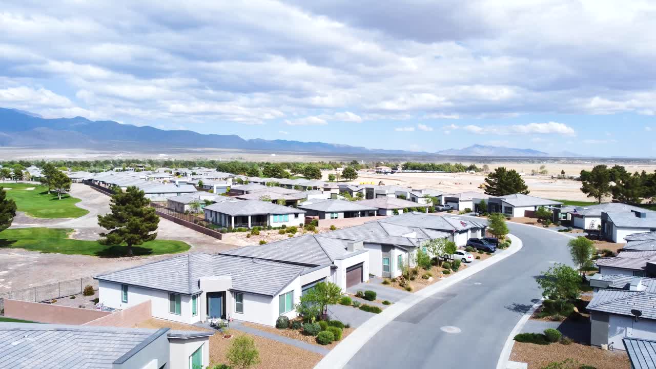 Un dron sobre casas suburbanas.