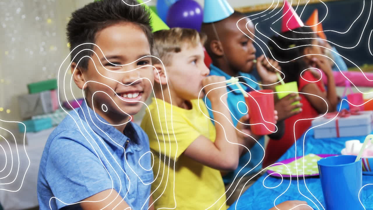 animación de líneas blancas en el mapa sobre niños que se divierten en una fiesta