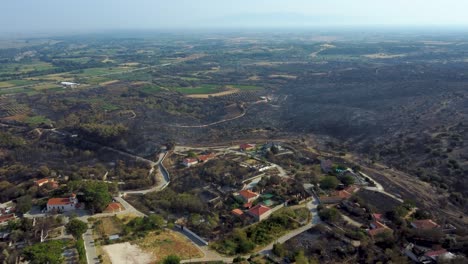 Luftaufnahmen-Zeigen-Die-Katastrophe-Der-Waldbrände-Unterhalb-Eines-Kleinen-Dorfes-Im-Norden-Griechenlands,-August-2023