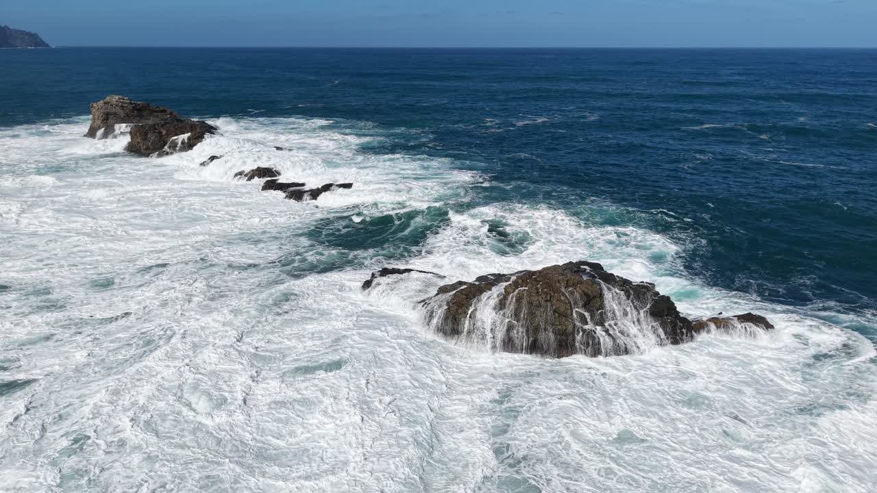 Grande onda esplode sulla roccia Tenerife Spagna drone, aereo