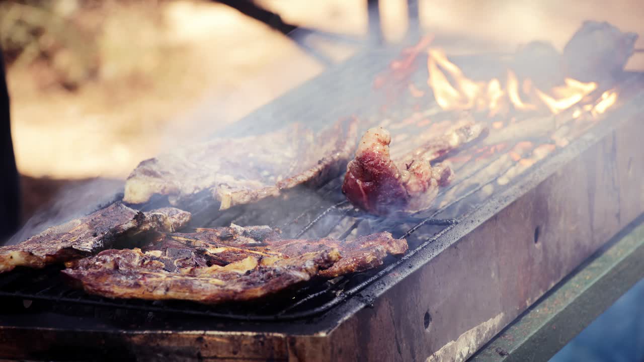 cinemagraph del humo emitido por el asado de un filete en una parrilla de barbacoa caliente