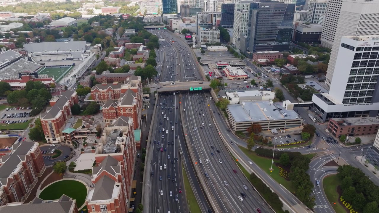 Asrama Mahasiswa North Avenue dengan Lalu Lintas di Jalan Tol Antar Negara Bagian 75 dan 85 di Midtown Atlanta, Georgia, AS.