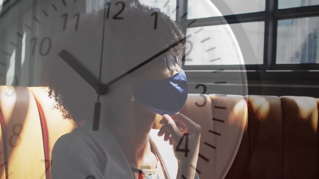 анимация часов над афроамериканской женщиной в маске для лица с использованием технологии