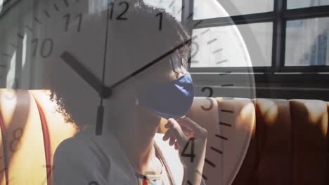기술을 사용하여 얼굴 마스크를 입은 아프리카계 미국인 여성의 시계 애니메이션