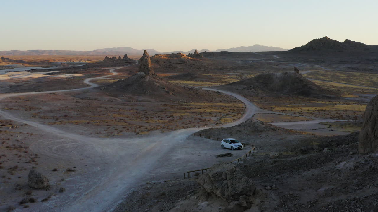광활한 풍경을 드러내기 위해 일몰에 트로나 첨탑 주위를 돌고 있습니다.