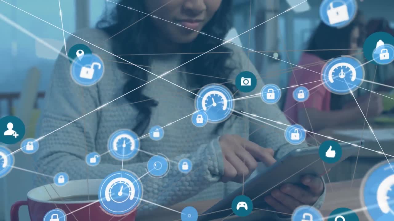 una mujer de negocios casual usando su tableta en un entorno de oficina.