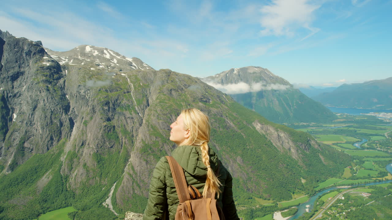 노르웨이 의 아름다운 산 풍경 을 즐기는 여자