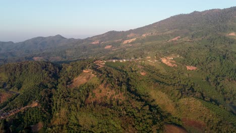 El-Maravilloso-Paisaje-De-árboles-Verdes-En-Medio-Del-Bosque-En-Tailandia-Bajo-El-Cielo-Azul-Brillante-Arriba---Hermosa-Naturaleza---Toma-Aérea