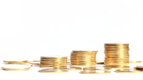 monedas brillantes amontonadas