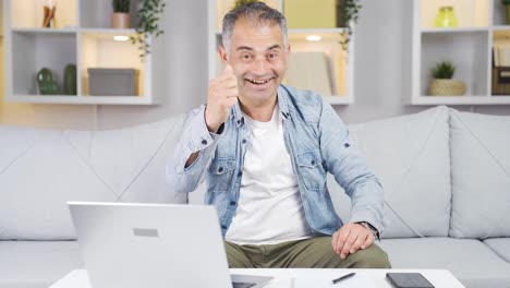 el hombre que hace dinero firma con sus manos.