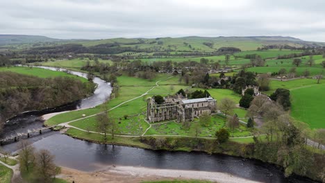 Bolton-Abbey,-Yorkshire-Dales,-Großbritannien,-Drohne,-Luftaufnahme-Aus-Hohem-Winkel