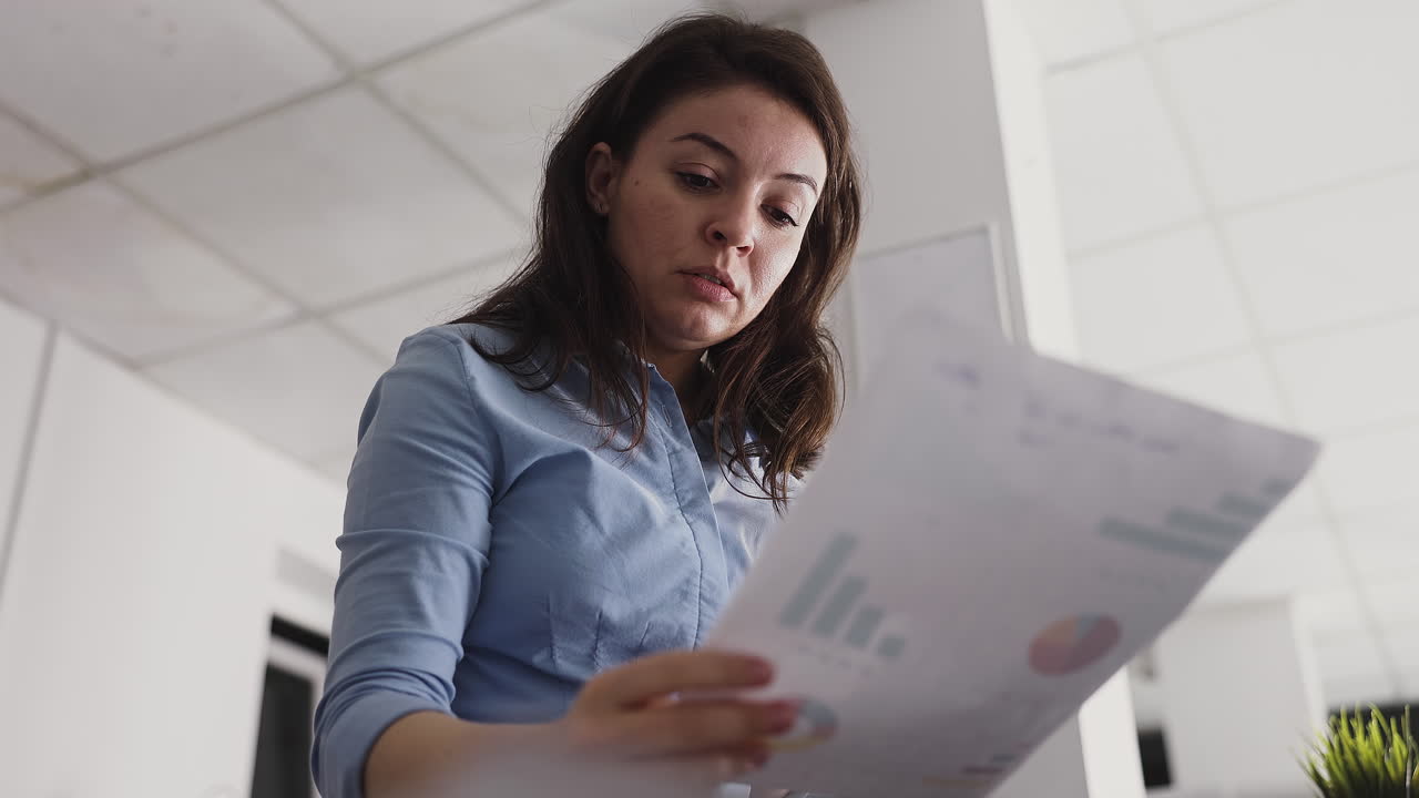 mujer de negocios estresada en la oficina