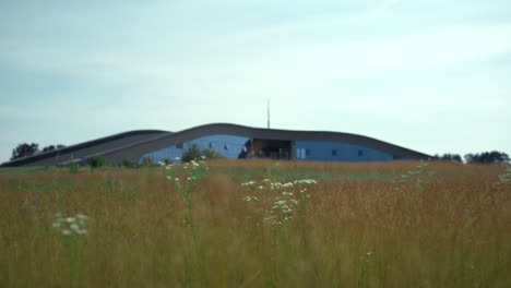 Golf-Country-Club-Wiese-Am-Bewölkten-Sommertag.-Sommererholungslandschaft.