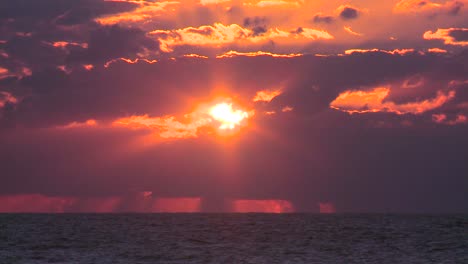 Una-Hermosa-Atardecer-Roja-Y-Naranja-Detrás-Del-Océano