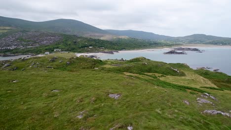 una toma de un avión no tripulado volando bajo de un antiguo y histórico cementerio en una pequeña y aislada península en irlanda