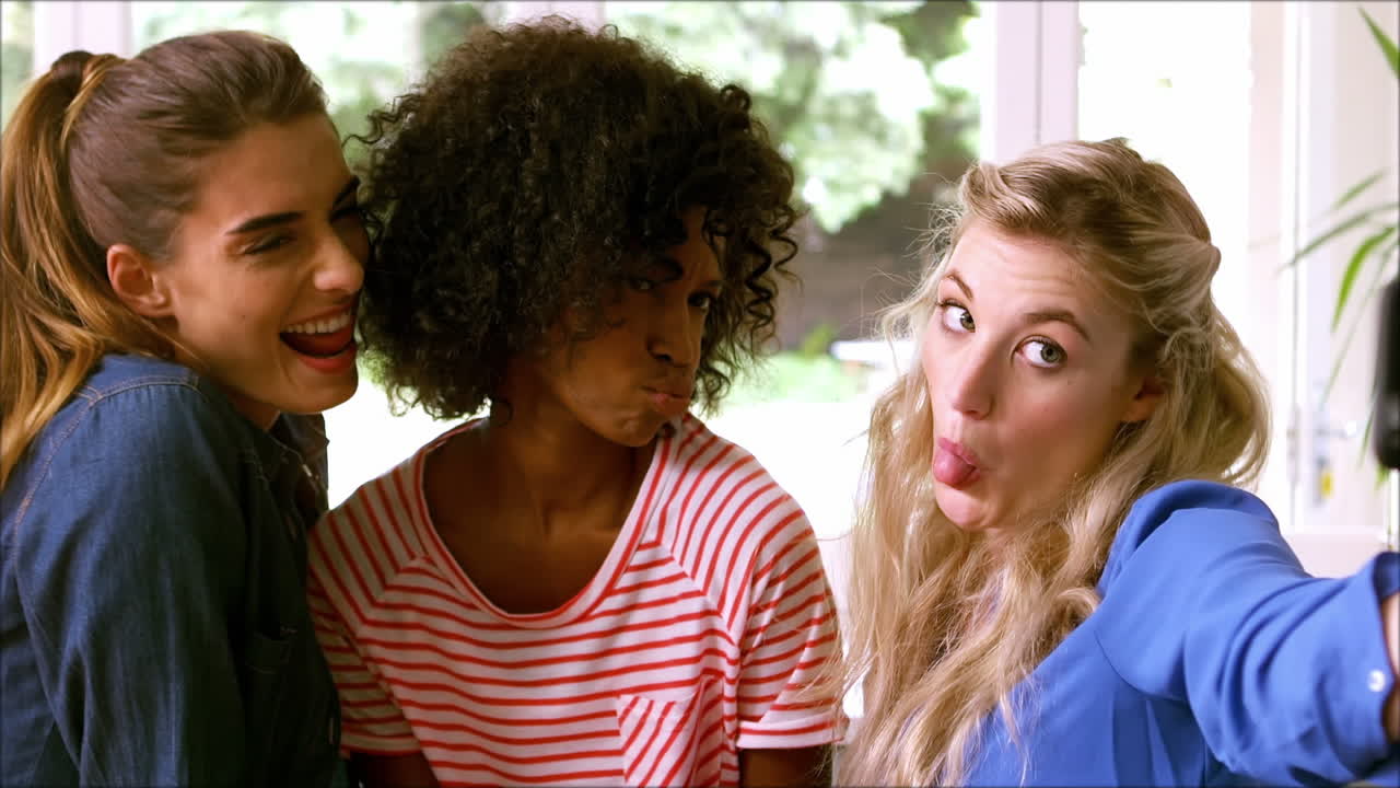 Selfie를 복용하는 친구