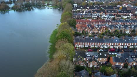 Casas-Junto-A-Campos-Inundados-Y-Río-Reventado-En-La-Campiña-Inglesa