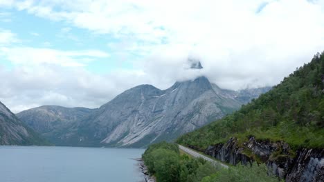 icónico pico de la montaña noruega stetind cubierto de nubes en nordland, noruega