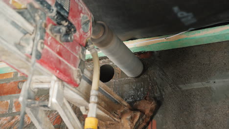 trabajador perfora una pared con una poderosa herramienta eléctrica hace agujeros para establecer comunicaciones