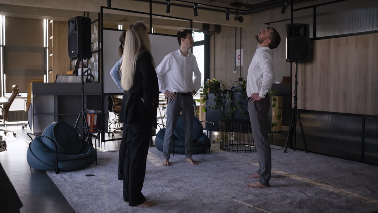 команда растягивается в современном офисе