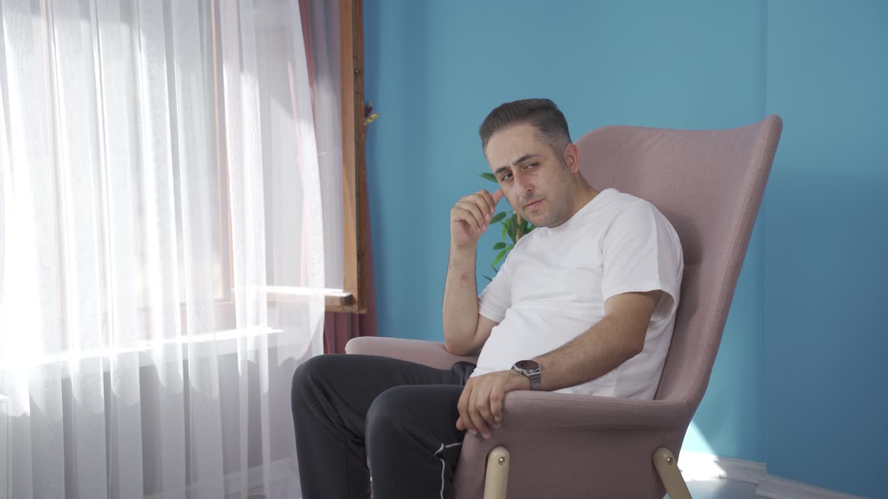 Uomo depresso. L'uomo guarda fuori dalla finestra