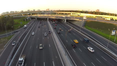 Toma-Aérea-Del-Intercambio-De-Tráfico-De-La-Ciudad