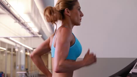 Super-fit-woman-running-on-the-treadmill