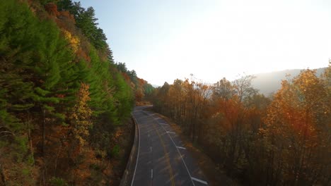 Drone-FPV-Volando-Sobre-Una-Carretera-Con-Impresionantes-Colores-Otoñales-En-Georgia-Del-Norte