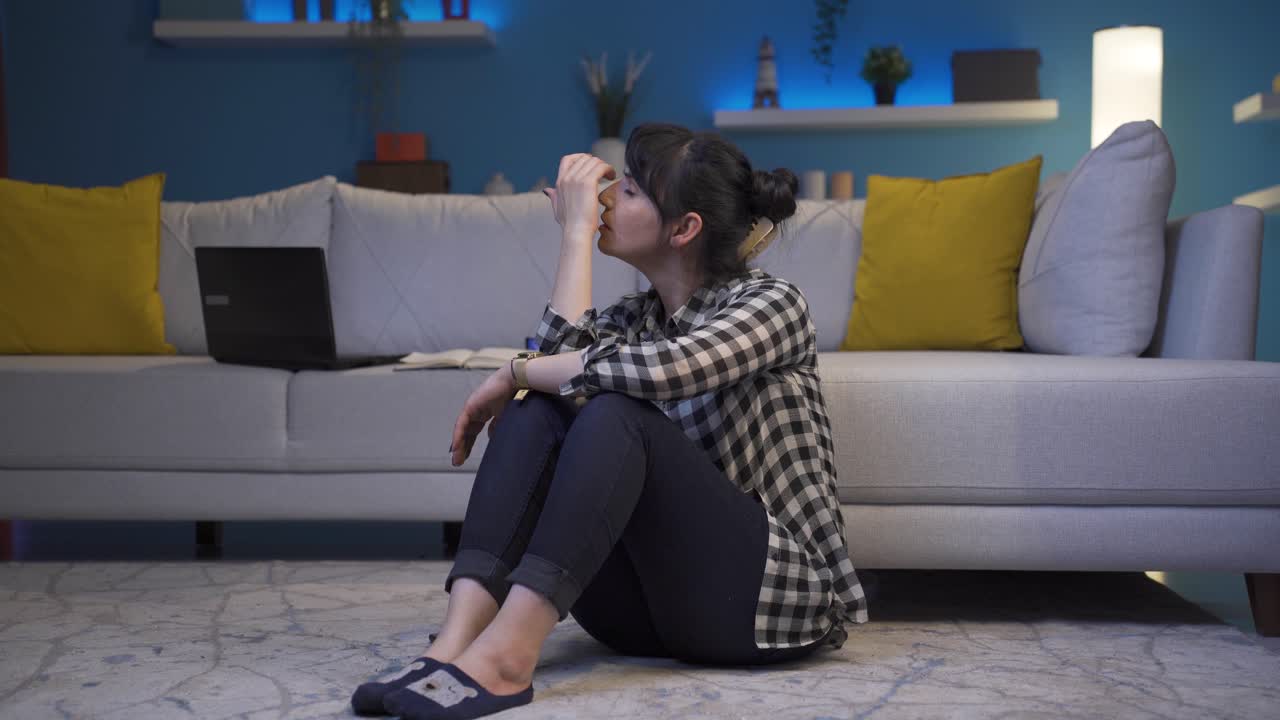 la mujer con problemas es cuidadosa, no es adinerada.