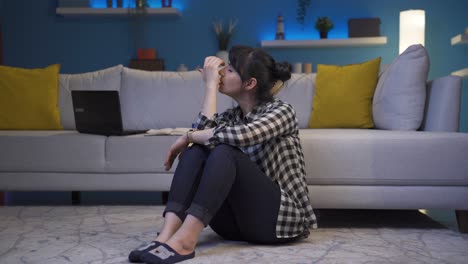 문제가 있는 여자는 사려 깊고, 부유하지 않습니다.