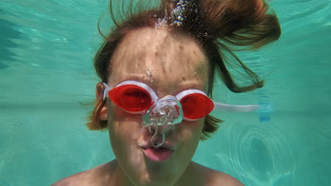 cámara lenta - adolescente en una piscina submarina