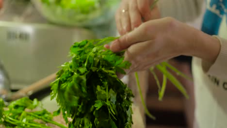 preparando perejil en una cocina