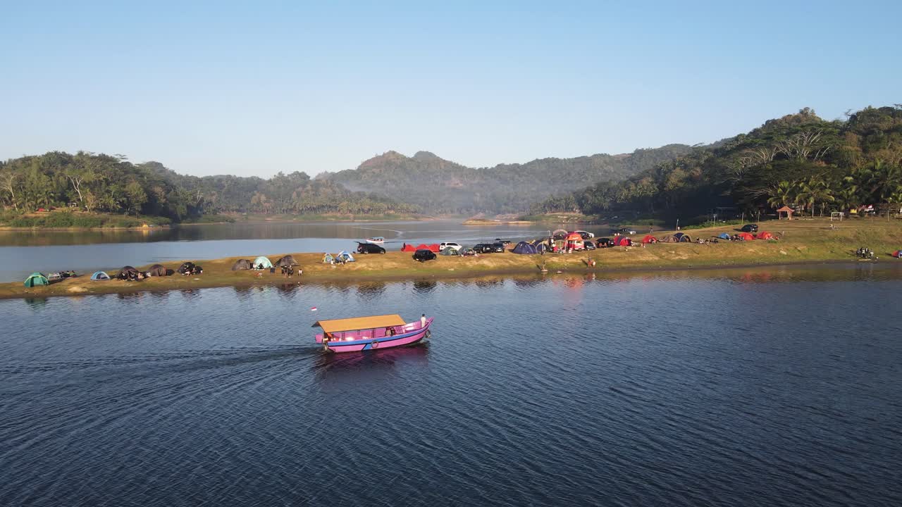 vista aérea del encanto del embalse de sermo yogyakarta indonesia, barcos que viajan entre montañas y llanuras para acampar