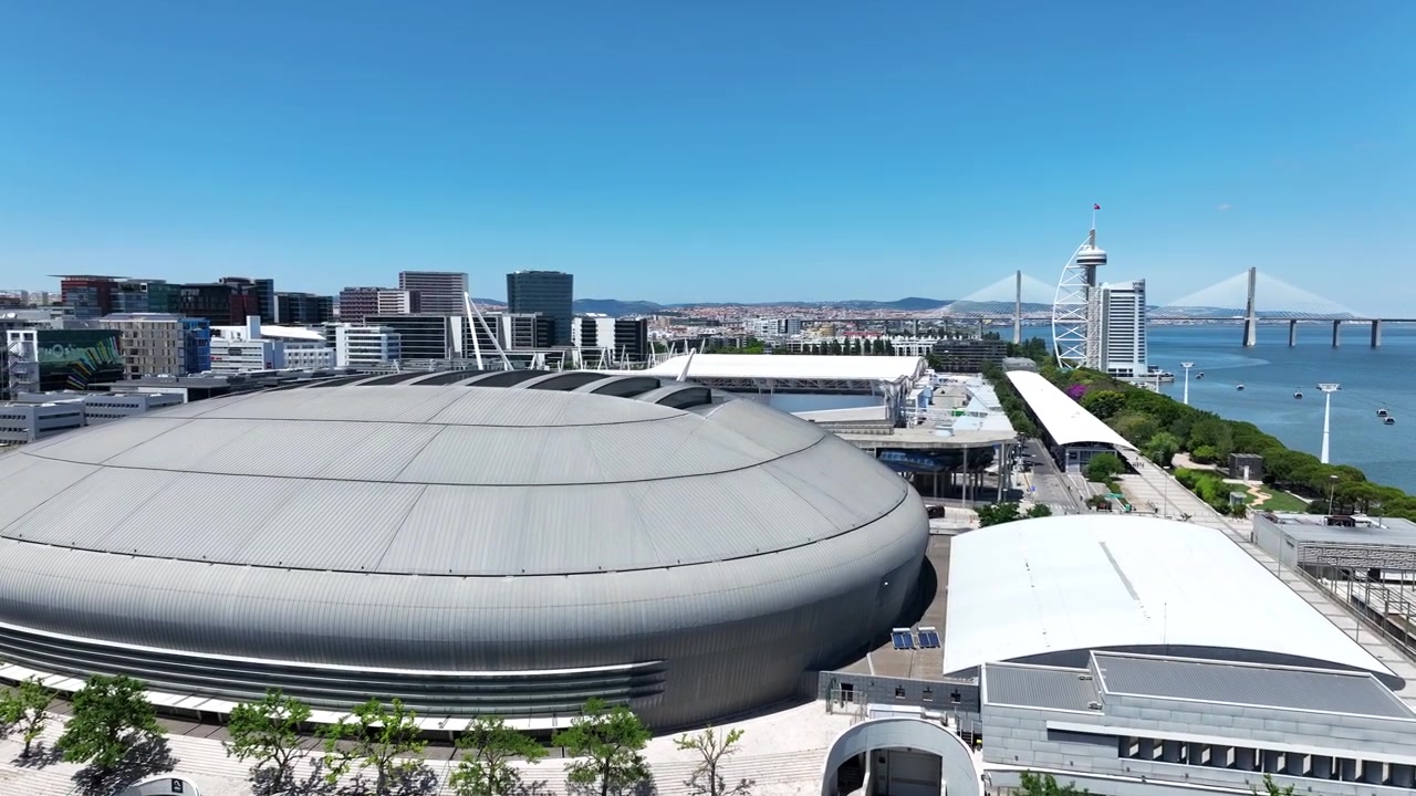 Vista aerea del tetto a forma di disco volante dell'Altice Arena a Lisbona, Portogallo