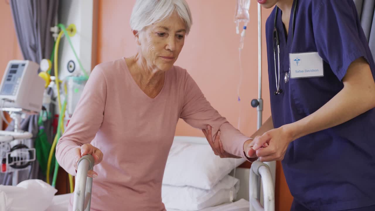 두 인종의 여성 의사가 노인 백인 여성 환자를 돕고 병원에서 는 프레임을 사용합니다.