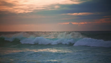 Olas-Rodando-Paisaje-Marino-Nocturno-Antes-De-La-Tormenta.-Hermoso-Océano-Infinito-Por-La-Noche.