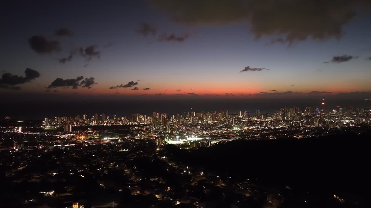 밤에 오아후의 수도 하와이