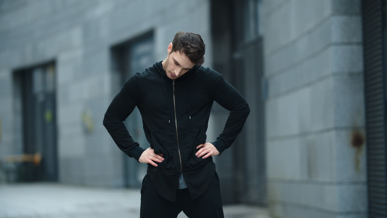 바 ⁇ 에서 느린 움직임으로 몸을 따뜻하게 하는  ⁇ 한 남자. 거리에서 목을  ⁇ 는 스포츠 남자