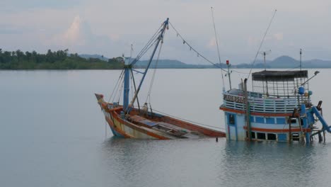 Altes-Hölzernes-Fischerboot,-Das-Im-Meer-Versinkt