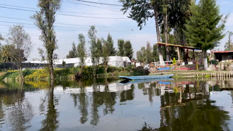 Toma-De-Casas-Cerca-Del-Borde-De-La-Laguna-De-La-Ciudad-De-Mexico