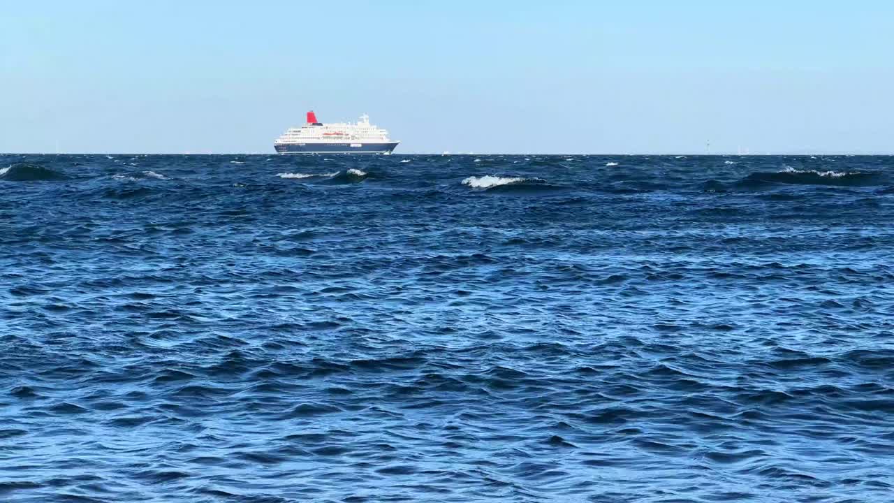 las suaves olas golpean la orilla bajo la suave iluminación del crepúsculo