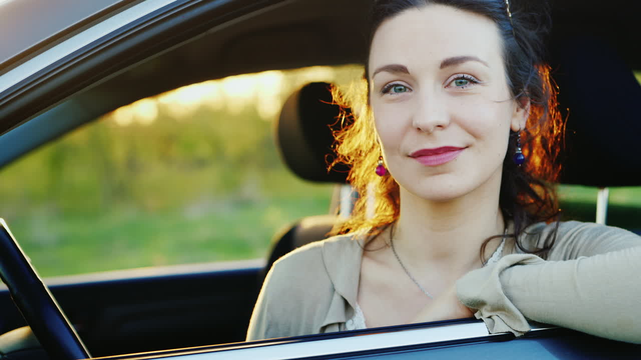 mujer atractiva mira por la ventana del coche retrato 3