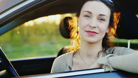 mujer atractiva mira por la ventana del coche retrato 3