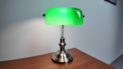 extravagancia elegante: la contribución de la lámpara de lectura verde a la decoración de lujo
