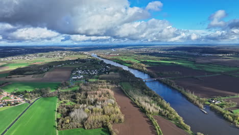 Beaumont-en-Véron-Gedeiht-An-Den-Malerischen-Kurven-Des-Flusses-Vienne.