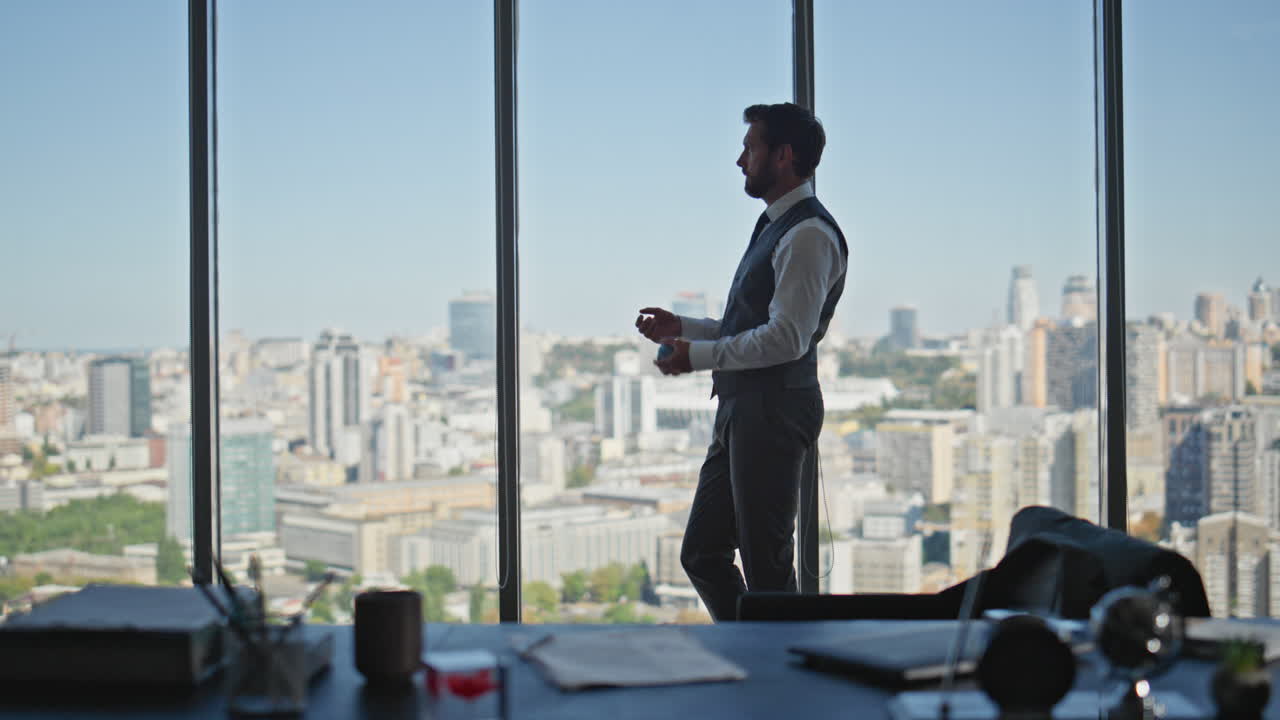 gerente corporativo pensando decisión en la oficina. hombre pensativo líder mirada panorámica