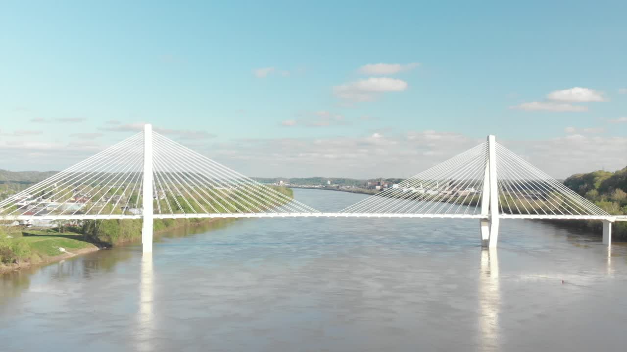 숲 돌리 줌 4k 한가운데 있는 경치 좋은 바위