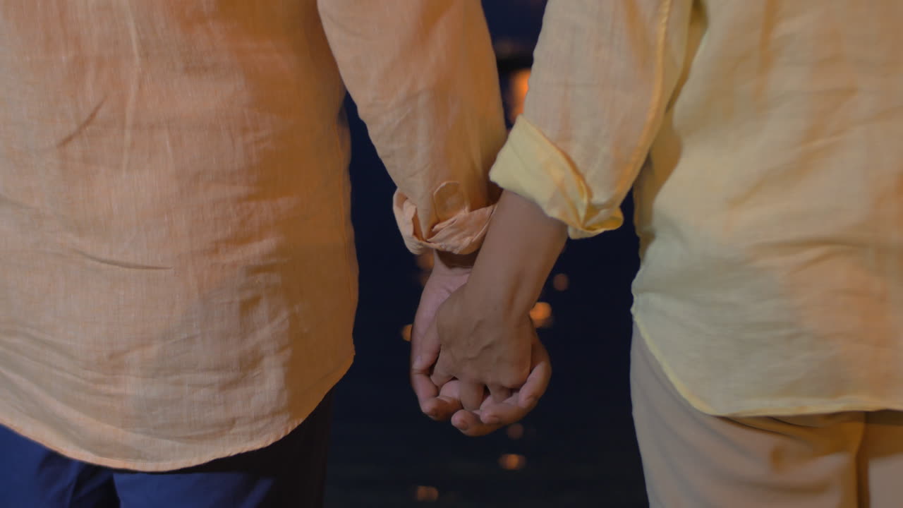 바다에서 손을 잡고 있는 남녀의 클로즈업